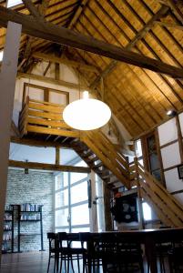 Habitación con sillas y techo con luz. en Bed en Breakfast Hof van Wolder, en Maastricht
