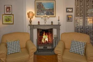 a living room filled with furniture and a fire place at B&B Dei Cavalieri in Pisa