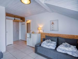 a living room with a couch and a kitchen at Willa Perła Krynicy in Krynica Morska +84 photos