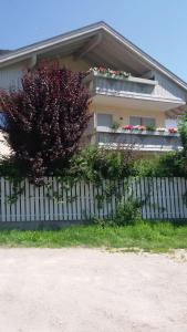 une clôture blanche devant une maison dans l'établissement Haus Martina, à Sand in Taufers