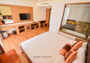 um quarto de hotel com uma cama e uma grande janela em Khách sạn Phương Anh em HÆ°ng YÃªn
