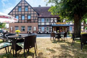 un grupo de mesas y sillas frente a un edificio en Hotel Englischer Hof en Herzberg am Harz