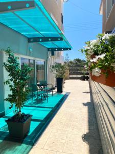 
a patio area with a patio table and a balcony at Livia’s Appartments in Paphos
