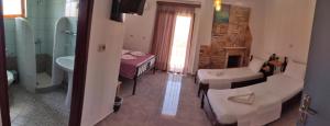 卡薩米里的住宿－約翰旅館，一间带水槽、卫生间和淋浴的浴室