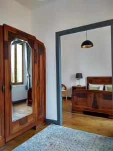 une chambre avec un miroir et une chambre avec un lit dans l'établissement Number15 Guesthouse Carcassonne, à Carcassonne