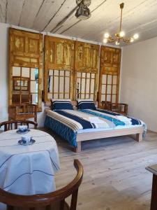 1 Schlafzimmer mit 2 Betten, einem Tisch und Stühlen in der Unterkunft Káli Cool in Káptalantóti