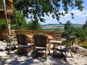SombernonにあるTerraloft, Calme, Authenticité et Vue sur la valléeの木製テーブル(椅子4脚付)と木製のはしご