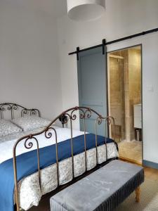 um quarto com uma cama com um banco ao lado de um chuveiro em Number15 Guesthouse Carcassonne em Carcassonne
