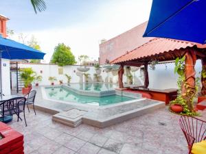 Piscina de la sau aproape de Hotel Suites Tropicana Ixtapa