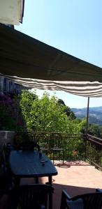 einen Tisch und Stühle auf einer Terrasse mit Aussicht in der Unterkunft Magico Cilento in Ogliastro Cilento