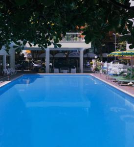 Bazén v ubytování Hotel Susy nebo v jeho okolí