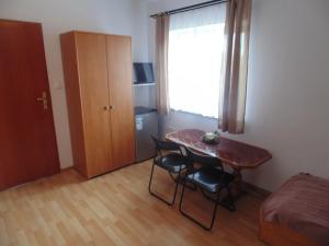 a small room with a table and chairs and a window at U Karola in Darłowo