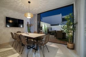 a dining room with a table and chairs at Villa Acacia in Yaiza