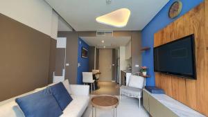TV a/nebo společenská místnost v ubytování Santorini Khao Takiab Huahin Beach Front