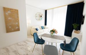 een woonkamer met een tafel en stoelen en een bank bij Sweet Home Suites - Verona in Verona
