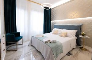 a bedroom with a bed and a blue chair at Sweet Home Suites - Verona in Verona