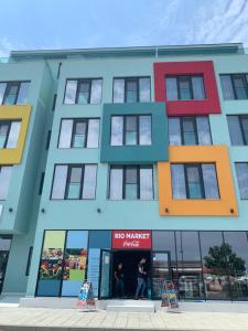 un edificio con ventanas de diferentes colores. en ZIP Apartments en Mamaia