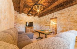 ein Wohnzimmer mit 2 Sofas und einem Tisch in der Unterkunft Luxury Villa Maria with Pool in Galovac