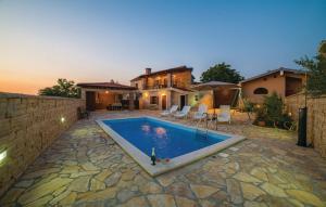 Bazén v ubytovaní Luxury Villa Maria with Pool alebo v jeho blízkosti