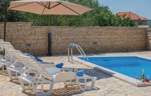 Bazén v ubytování Luxury Villa Maria with Pool nebo v jeho okolí