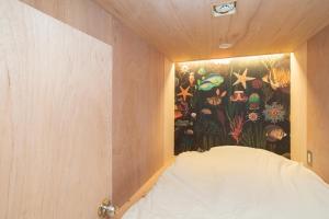 Trawl Guesthouse トロールゲストハウス Breakfast Options房間的床