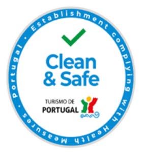 un logotipo azul limpio y seguro en un círculo en Apartamento Fonte Luz, en Matosinhos