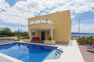 Piscina de la sau aproape de Villa-Split-Luxury-Heated salt water Pool-up to 3 family