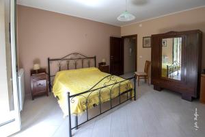 Un pat sau paturi într-o cameră la B&B "Nonna Maria" - MONTALBANO ELICONA