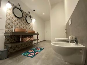 y baño con lavabo, aseo y espejos. en Kaleido, en Florencia 10 fotos más