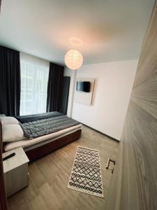 - une chambre avec un lit et une fenêtre dans l'établissement Premium Concept-Mamaia Nord by ALEZZI BEACH RESORT, à Mamaia Nord – Năvodari