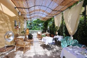 restauracja ze stołami i krzesłami pod drewnianym sufitem w obiekcie Palazzo Scura w mieście Vaccarizzo Albanese