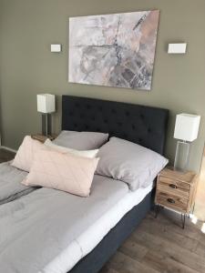 ein Schlafzimmer mit einem Bett mit zwei Lampen in der Unterkunft Relaxoase Koblenz Karthause in Koblenz