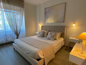 - une chambre avec un grand lit et une fenêtre dans l'établissement Casa Mar - B&B -, à Terracine