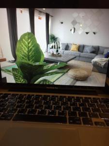 een laptop met een foto van een woonkamer bij Sifa Getaway in Muscat