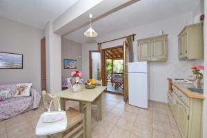 Кухня или мини-кухня в Niki Apartments
