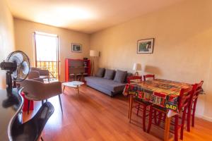 uma sala de estar com um sofá e uma mesa em Appartement idéal en plein centre ville proche lac em Annecy