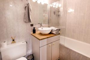 uma casa de banho com um lavatório, um WC e uma banheira em Appartement idéal en plein centre ville proche lac em Annecy