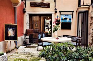 ein Tisch und Stühle vor einem Gebäude in der Unterkunft Villa Tuttorotto in Rovinj