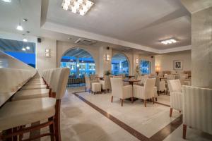 A restaurant or other place to eat at Zante Park Resort & Spa BW Premier Collection