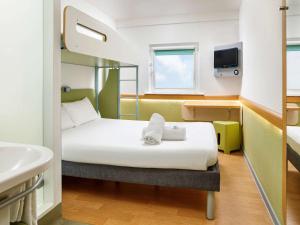 Habitación pequeña con cama y lavamanos en ibis budget Cardiff Centre en Cardiff
