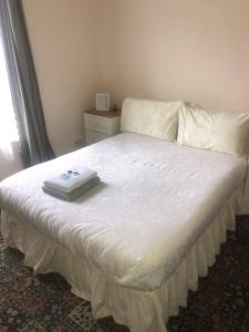 Una cama en un dormitorio con un colchón blanco en The Gallary, en Dublín