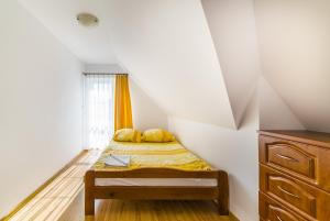 ブワディスワボボにあるWilla Aleksanderの小さなベッドルーム(ベッド1台、窓付)