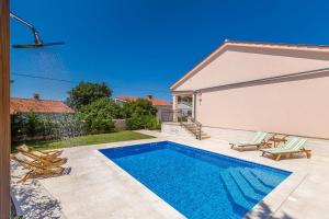 Bazén v ubytování Holiday house MASLINA nebo v jeho okolí