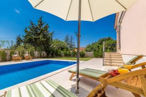 Bazén v ubytování Holiday house MASLINA nebo v jeho okolí