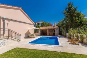 Bazén v ubytování Holiday house MASLINA nebo v jeho okolí
