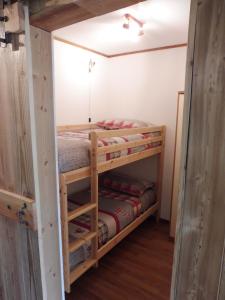 - une chambre avec 2 lits superposés dans l'établissement Appartamento 90 con vista e balcone, à Breuil-Cervinia