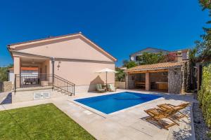 Bazén v ubytování Holiday house MASLINA nebo v jeho okolí