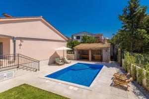 Bazén v ubytování Holiday house MASLINA nebo v jeho okolí