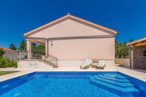 Bazén v ubytování Holiday house MASLINA nebo v jeho okolí