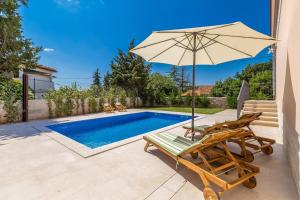 Bazén v ubytování Holiday house MASLINA nebo v jeho okolí